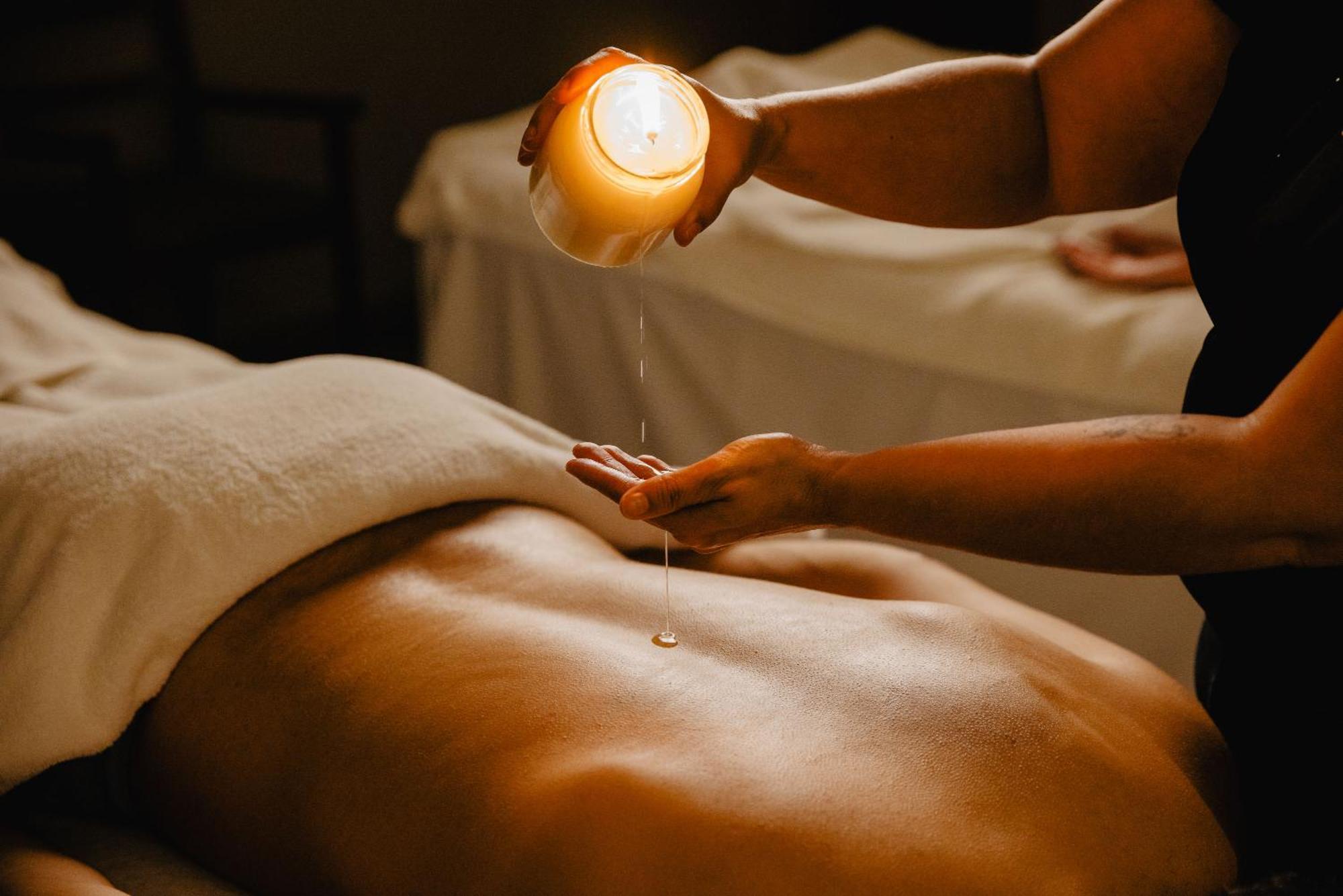 Vale Da Lapa Village Resort Carvoeiro  Exterior foto A massage therapist pouring oil
