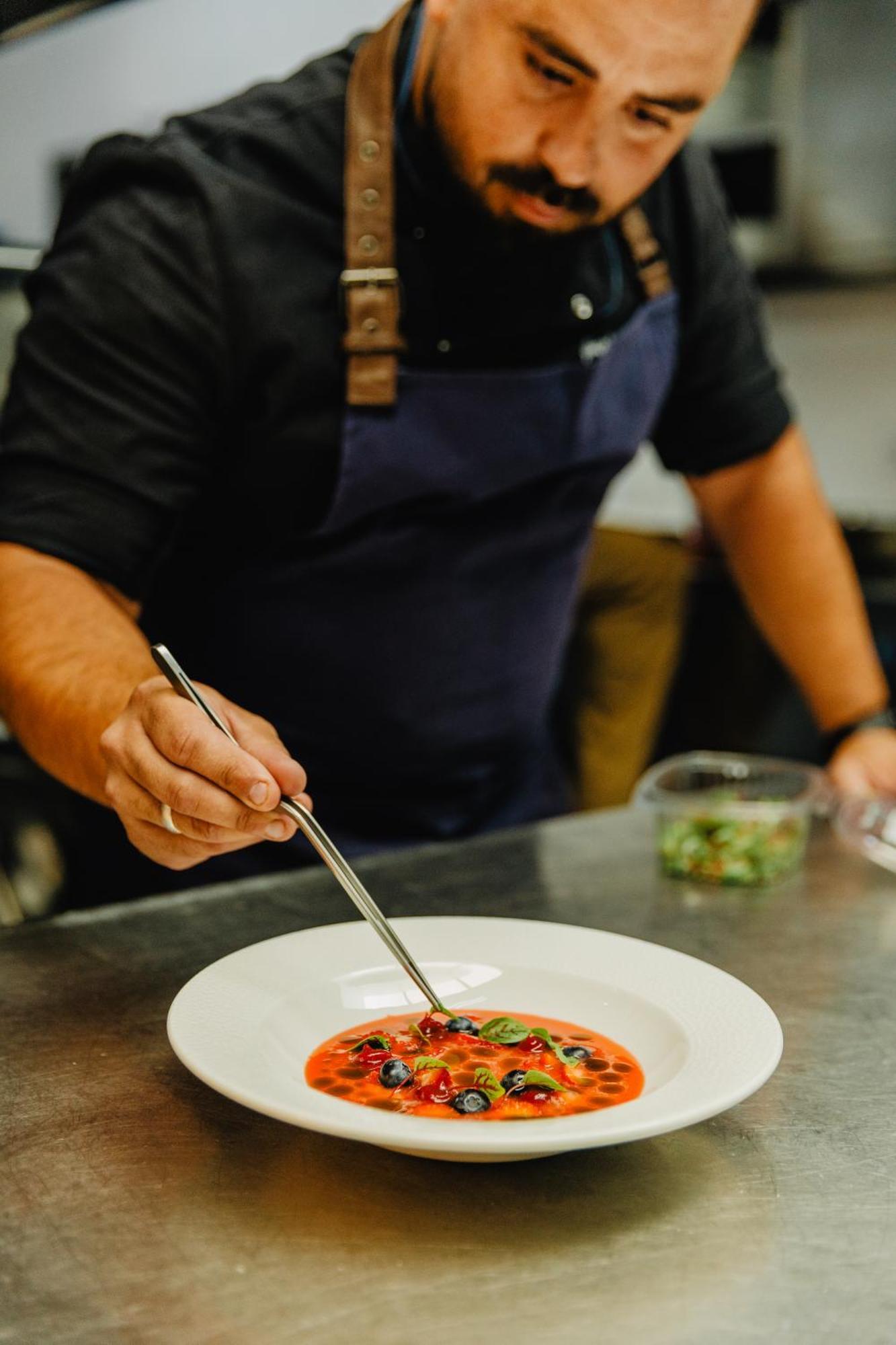 Vale Da Lapa Village Resort Carvoeiro  Exterior foto A chef using a fish knife