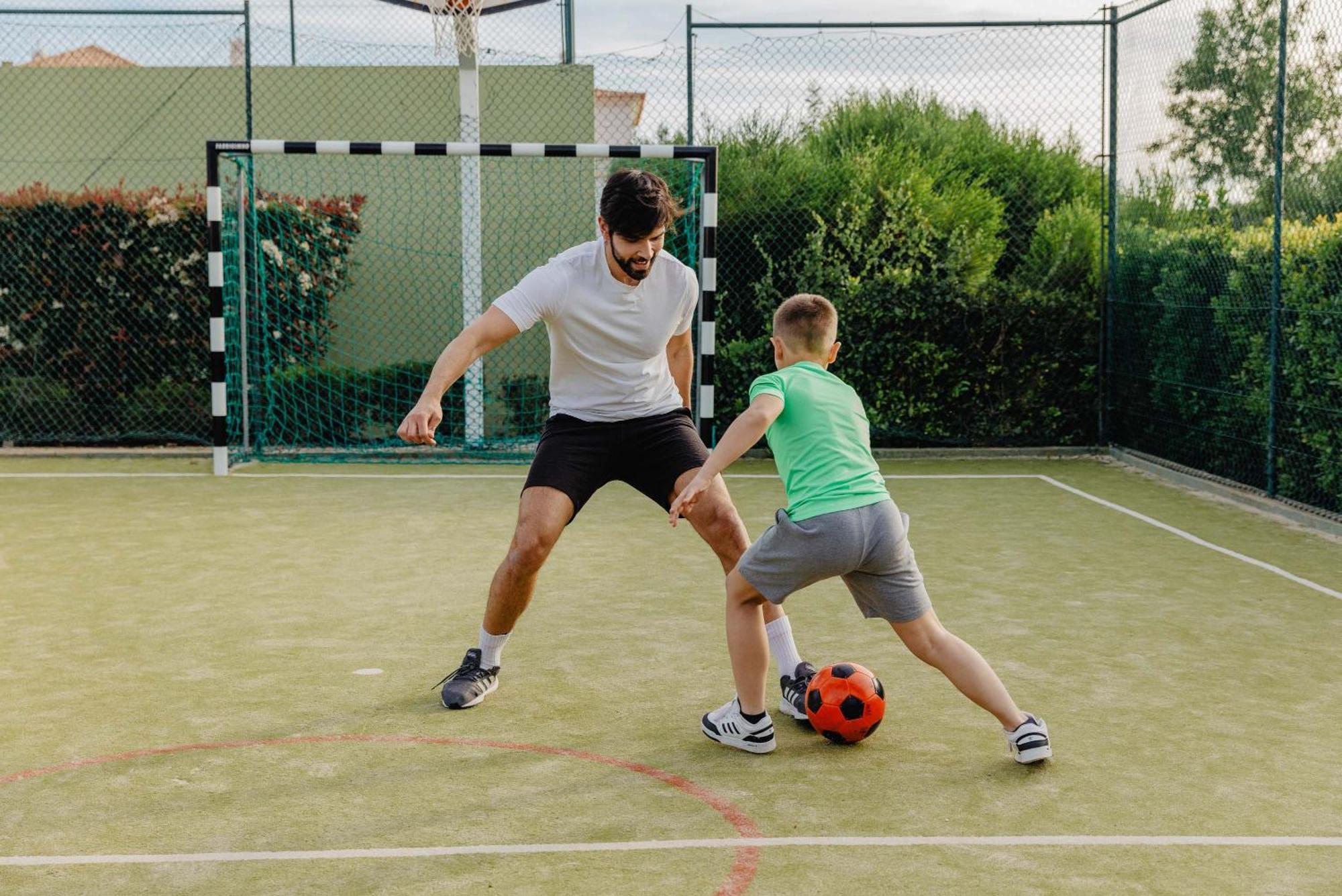 Vale Da Lapa Village Resort Carvoeiro  Exterior foto A player attempts to gain possession of the ball.